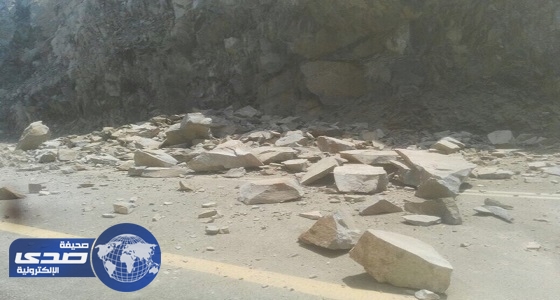 انهيار صخري يغلق طريق &#8221; جدم- وادي نهران &#8220;