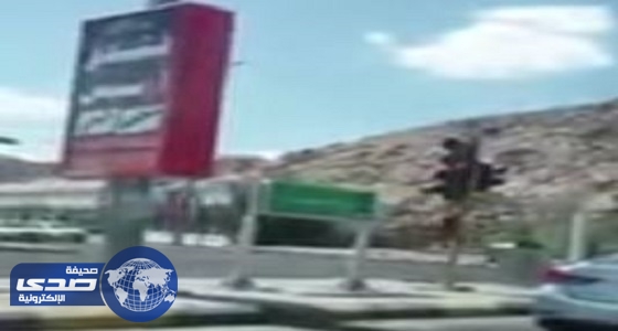 بالفيديو.. مواطن يوثق سقوط إشارة مرورية في نجران