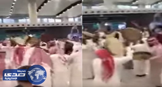 بالفيديو.. فرقة شعبية تشعل أجواء مطار الرياض بمناسبة اليوم الوطني