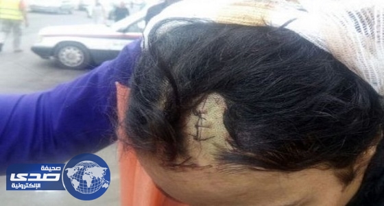 بالفيديو.. شاب يقتحم مدرسة ويٌصيب والدة تلميذ بالرأس