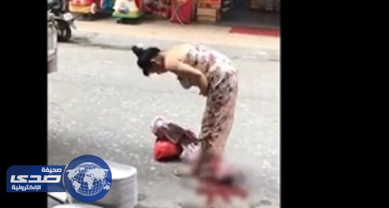 بالفيديو.. سيدة تلد طفلها في الشارع