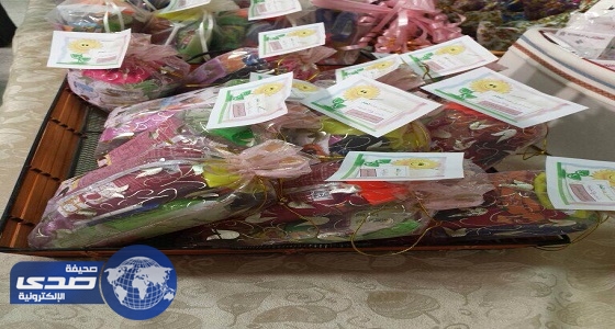 حرس الحدود يشارك بفرحة اليوم الوطني بتوزيع الورود والهدايا