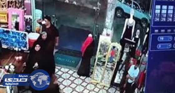بالفيديو.. فتاة تسرق محل ملابس برفقة عائلتها