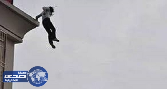 سيدة تقفز من النافذة هربا من زوجها