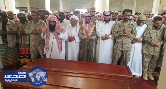 بالصور.. محافظ العيدابي يتقدم جنازة الشهيدين &#8221; طويش ومفرح &#8220;