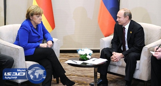 بوتين وميركل يبحثان هاتفيًا الوضع في أوكرانيا