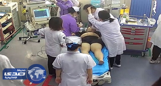 بالفيديو.. طبيب يٌمزق ملابس طفل لانقاذه من الموت ووالد الأخير يطالبه بتعويض
