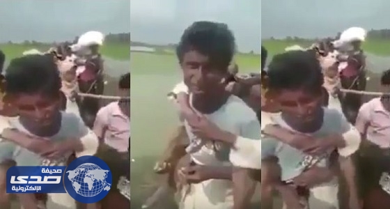 بالفيديو.. مآساة أحد مسلمي الروهينجا يحمل أمه لمدة 4 أيام سيرا على الأقدام