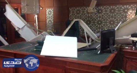 بالفيديو.. سقف مكتب رئيس جزائية تبوك يسقط للمرة الثانية