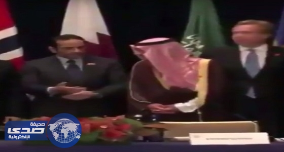بالفيديو.. &#8221; الجبير &#8221; يتجاهل مصافحة وزير خارجية قطر