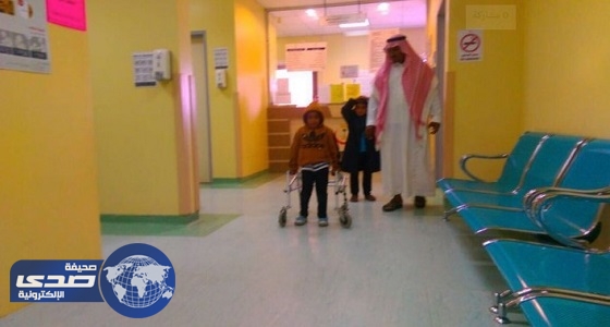 طفل مصاب بشلل دماغي يتمكن من المشي بعد جراحة معقدة في النبهانية