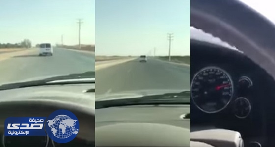 بالفيديو.. سائق متهور يعرض حياة الطالبات للخطر بطريق الحوطة