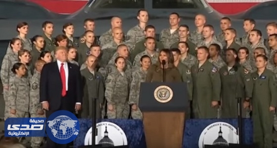 بالفيديو.. دونالد ترامب يُهين زوجته ميلانيا على العلن