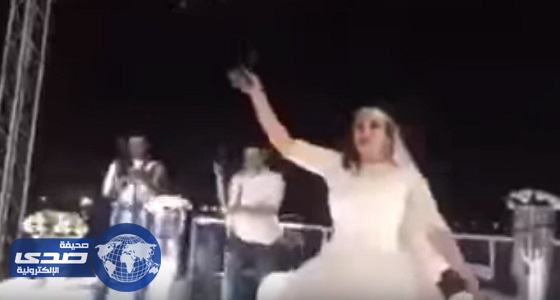 بالفيديو.. عروس مصرية تشغل الفرح بـ &#8221; الشمروخ الناري &#8220;