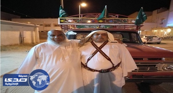 يرتديان الزي الحربي ” أبو محاريد ” ويتجولان بسيارة قديمة احتفالا بيوم الوطن
