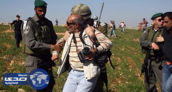 الاحتلال يواصل احتجاز 30 صحفياً فلسطينياً