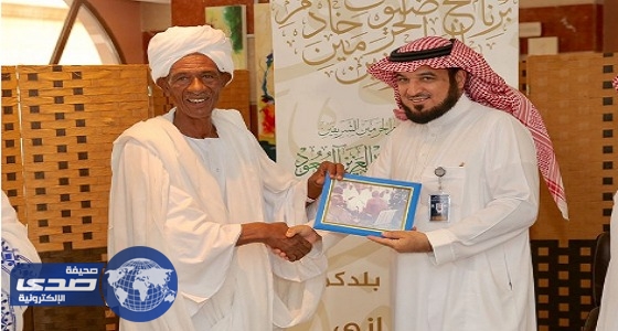 حاج سوداني يهدي خادم الحرمين صورة للملك فيصل في الخرطوم منذ 51 عاما