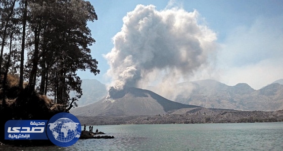 تكثف الدخان المنبعث من بركان بالي باندونيسيا