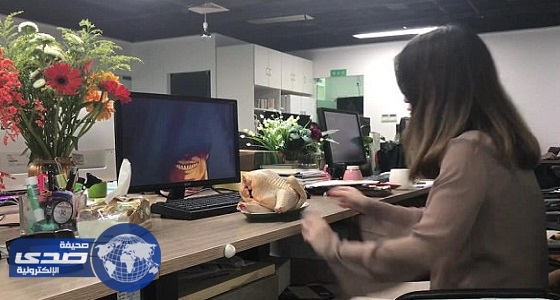 بالفيديو.. فتاة تطهي دجاجة على الفحم بمكتب عملها
