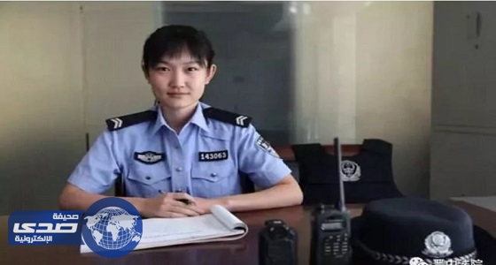 بالصور.. شرطية صينية ترضع ابنة متهمة خارج المحكمة