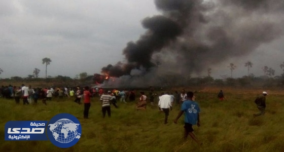 بالصور.. مقتل 12 شخصاً في تحطم طائرة عسكرية بالكونغو