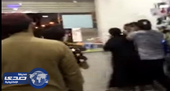 بالفيديو.. مراهقون يعتدون بالضرب والعصا على عاملين داخل بقالة في المجمعة