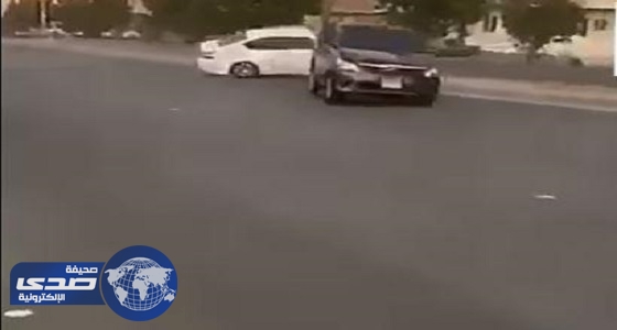 بالفيديو.. قائد يمارس التفحيط وسط الطريق ويتسبب في اصطدام سيارة بشجرة