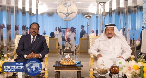 بالصور.. خادم الحرمين يستقبل الرئيس الصومالي