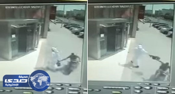 بالفيديو.. لحظة محاولة سرقة شنطة مواطن من أمام أحد البنوك في الرياض