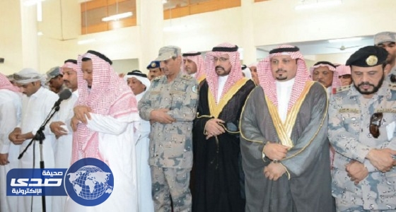 الجموع تؤدي صلاة الميت على الشهيد عبد الله شراحيلي