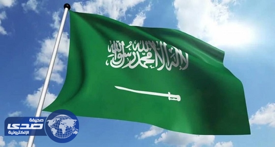 نجم كويتي مشهور يقبل العلم السعودي بالعيد القومي للمملكة