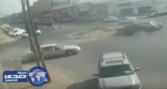 بالفيديو.. لحظة اصطدام عنيف بين 3 مركبات في أحد الشوارع