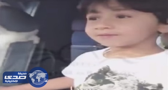 بالفيديو.. طفل مصري يبهر طيارًا في قمرة القيادة