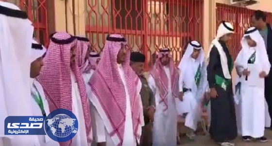 بالفيديو.. نائب أمير عسير يشارك طلاب مدرسة أبها يومهم الدراسي