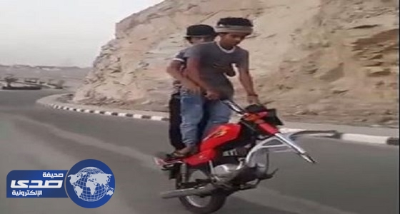 بالفيديو.. شابان يستعرضان مهارتهما بقيادة دراجة نارية بإطار واحد