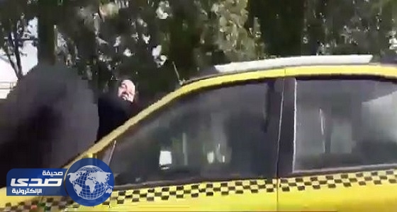 بالفيديو.. سائق تاكسي يعاقب زوجته بربطها في سيارة مسرعة