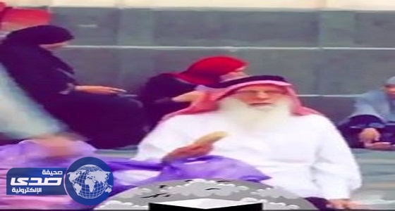 بالفيديو.. مسن يوزع الطعام طواعية لضيوف الرحمن يشعل مواقع التواصل
