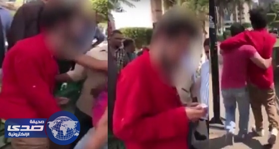 بالفيديو.. سعودي بحالة غير طبيعية في وسط القاهرة: والدي لواء وجوازي دبلوماسي