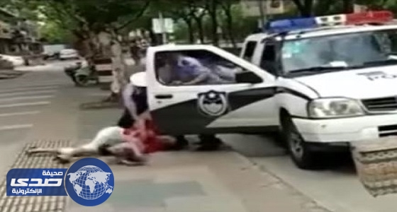 بالفيديو.. ضابط يعتدي على سيدة تحمل طفلتها ويطرحها أرضاً