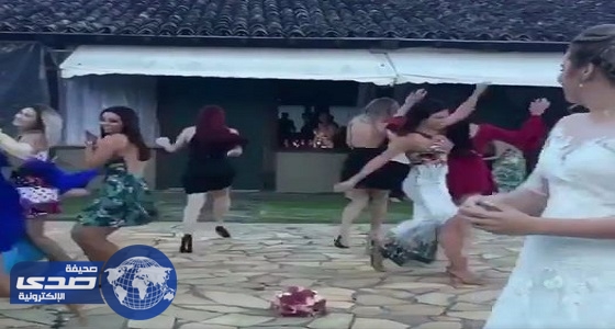 ⁠⁠⁠⁠⁠بالفيديو.. صديقات العروس يضعونها في موقف مٌحرج بحفل زفافها