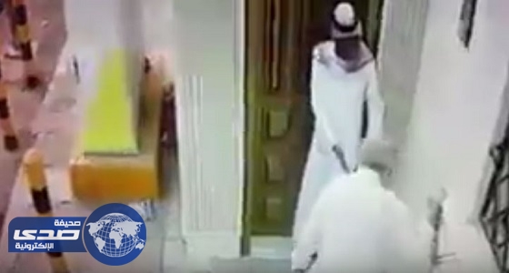 بالفيديو.. لصوص يحتالون على مسن قبل دخوله المسجد ويسرقون محفظته
