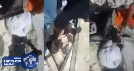 بالفيديو.. طفلة سورية تستنجد بوالدها لإخراجها من تحت الأنقاض