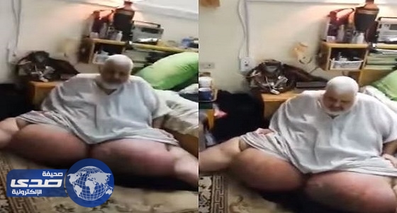 بالفيديو .. مأساة مسن حبسه داء الفيل في غرفة 8 سنوات بالمدينة