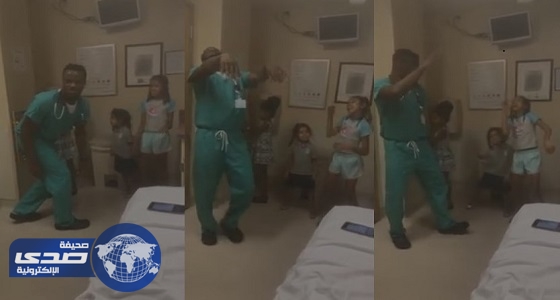 لقطات مؤثرة لطبيب يرقص مع الأطفال لتخفيف آلامهم