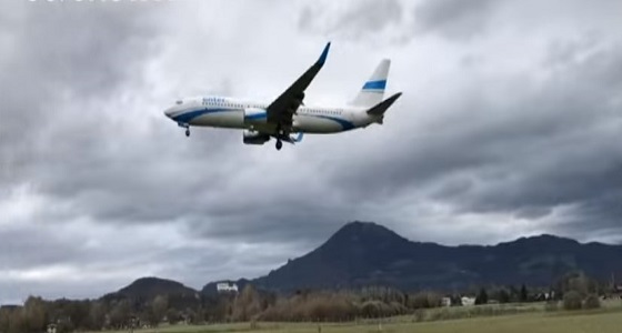 بالفيديو.. طائرة تترنح بفعل الرياح التداخلية