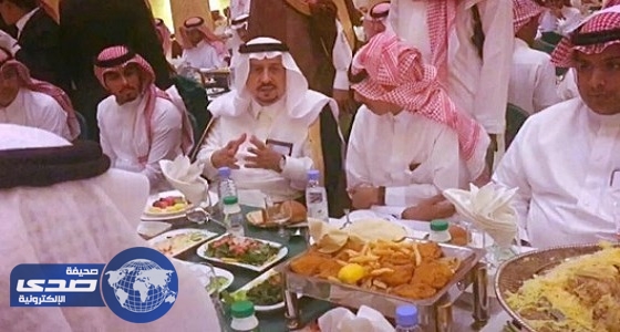 بالفيديو والصور.. أمير الرياض يجلس بين الشباب في مأدبة الغداء