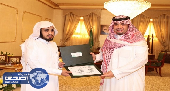 بالصور.. أمير الشمالية يكرم معلم قطع إجازته المرضية لأجل طلابه