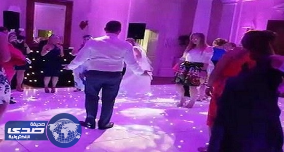 بالصور.. تمزق بنطال عريس أثناء رقصة مع عروسته