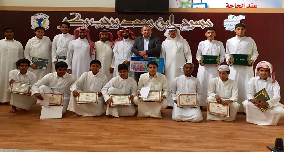 بالصور| مدير تعليم شرق الرياض يكرم المتميزين في متوسطة ابن سعد