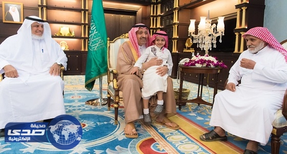 بالصور.. أمير الباحة يستقبل ذوي شهيدي الواجب أحمد وناصر الزهراني